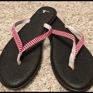 EUC SANUK red striped flip-flops cushioned